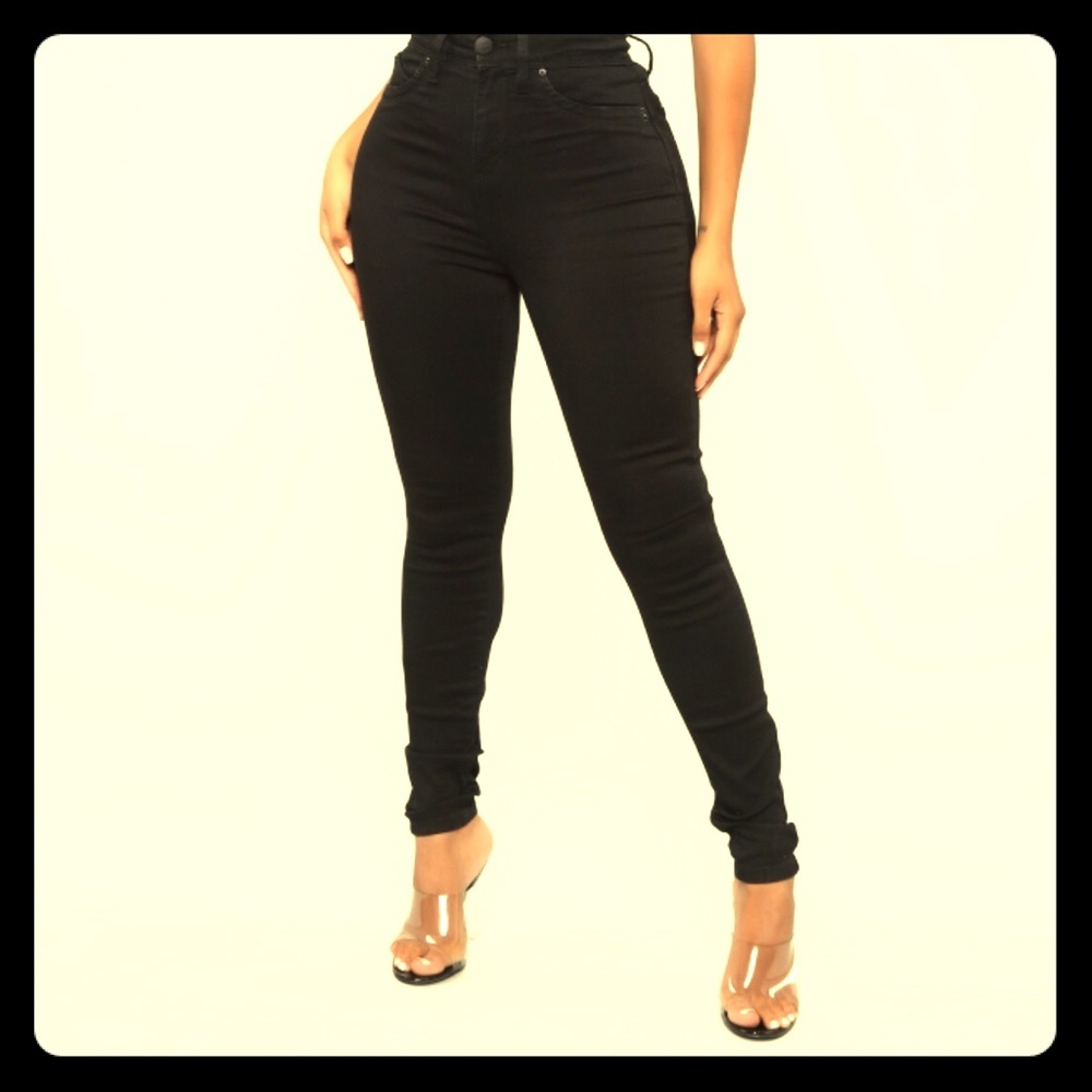Statuesque Booty Lifting Jeans - LOLA Black